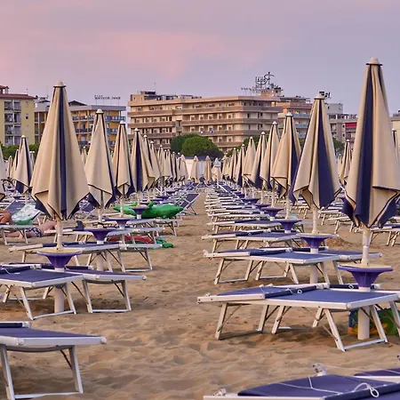 Escape Cozy With Pool And Garden Appartamento