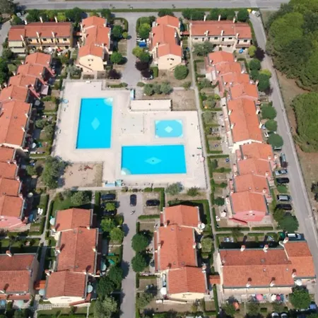 Cozy With Pool And Garden In *